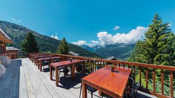 Breakfast, lunch, dinner served; local and international cuisine