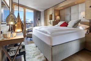 Phòng Deluxe (4, South, MI - DKNG) | Bộ đồ giường cao cấp, minibar, phòng cách âm 