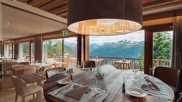 Se sirven desayunos, almuerzos y cenas; cocina local e internacional