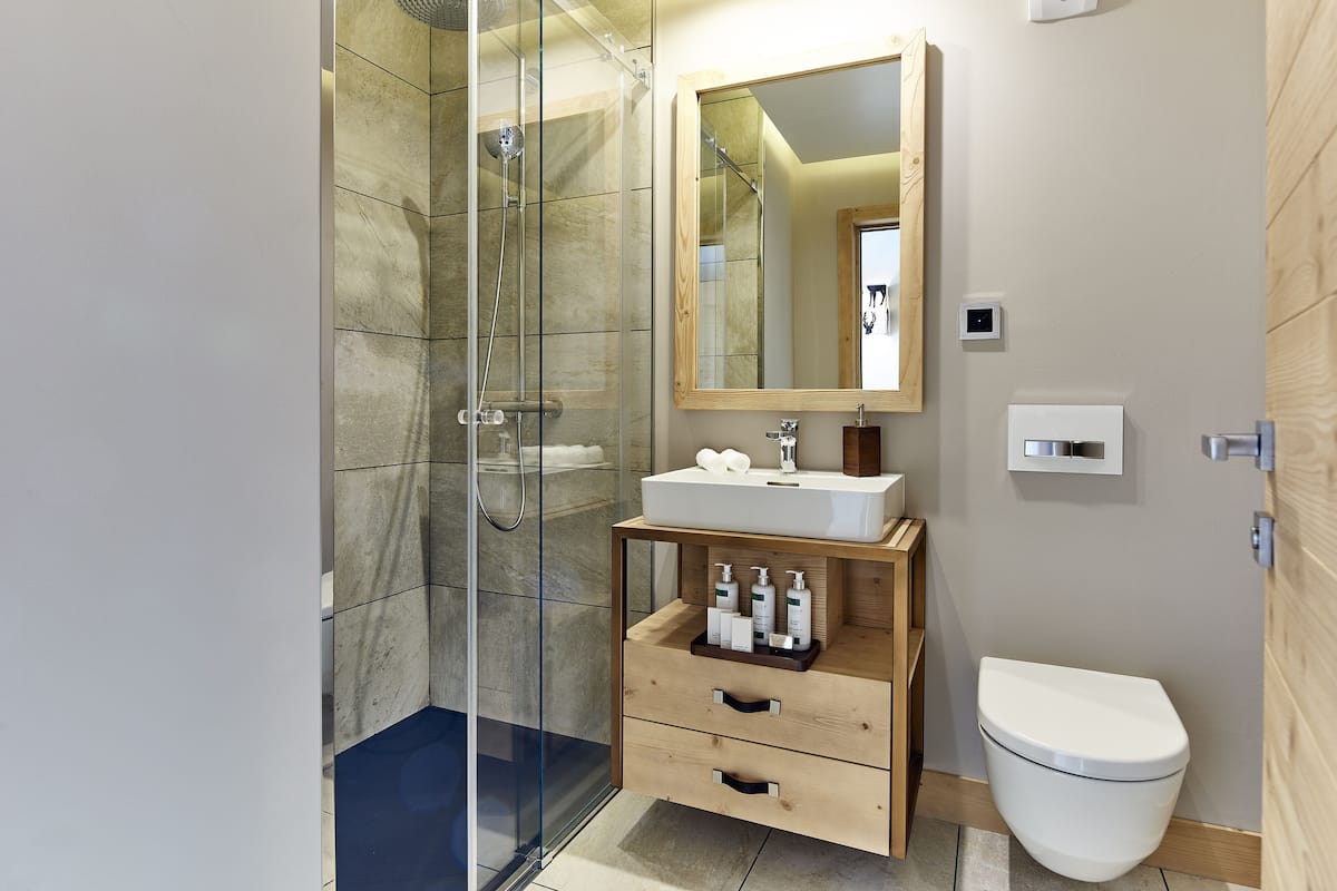 suite (5, north south, mi - obrs) | bathroom | shower, free toiletries, hair dryer, slippers