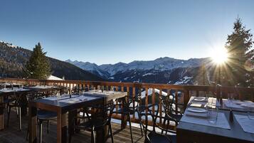 Se sirven desayunos, almuerzos, cenas y cocina local e internacional