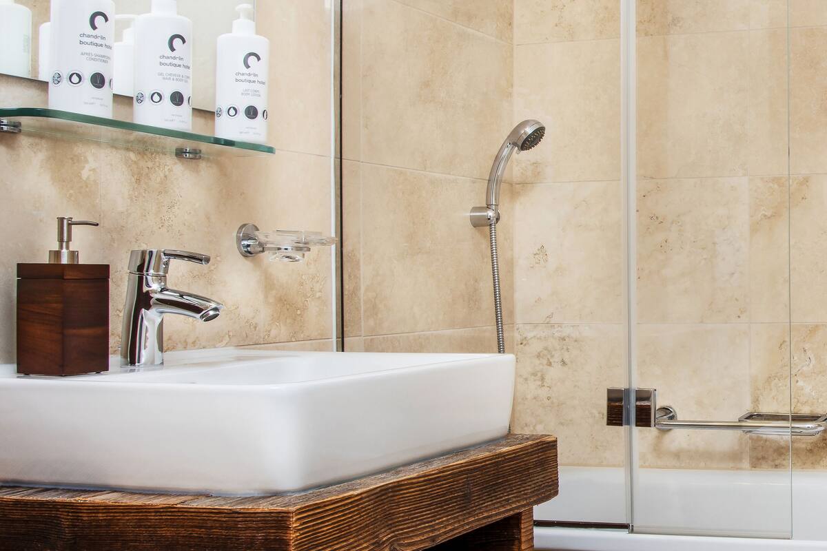 shower, free toiletries, hair dryer, slippers