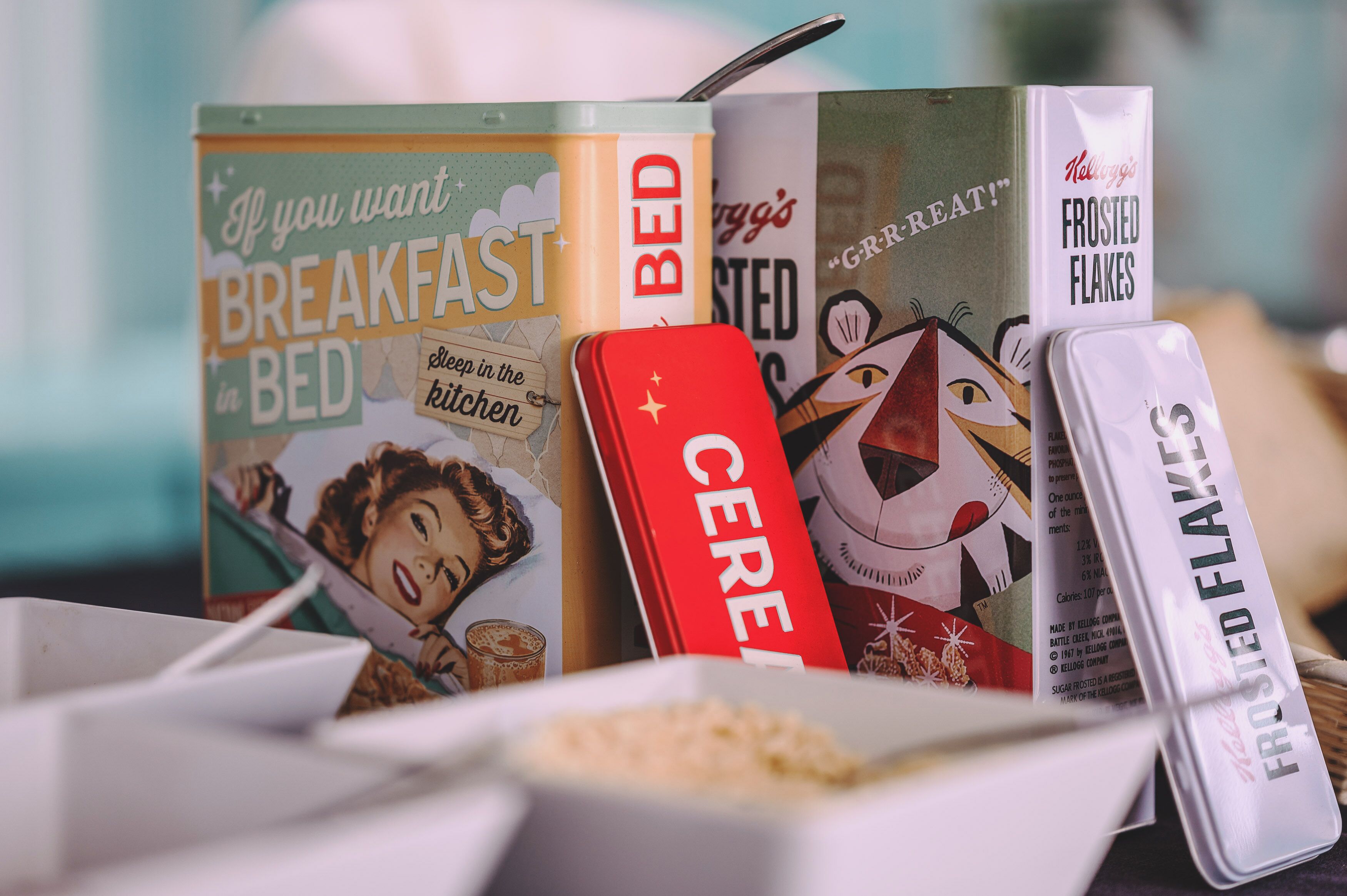 Una caja de cereal para el desayuno, una caja de cereal y una caja de Zucaritas.