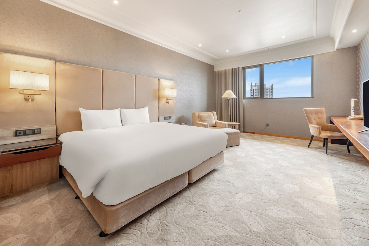 标准双人房 | 羽绒被、办公桌、笔记本电脑工作区、隔音