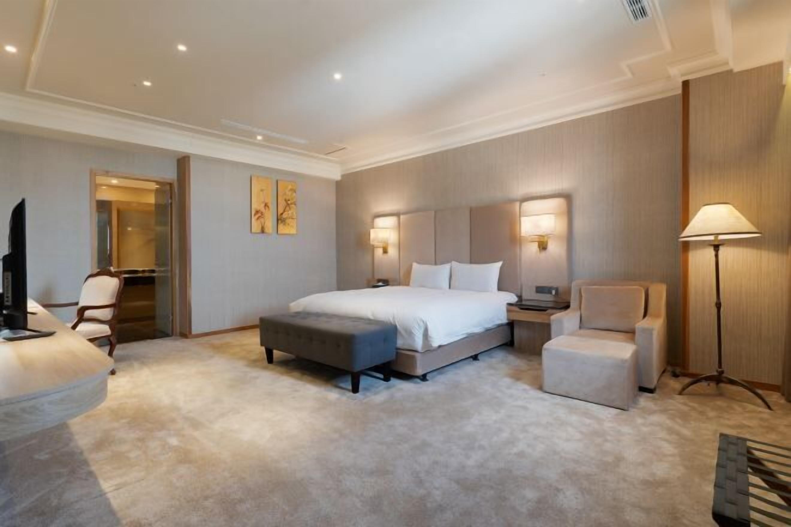 羽絨被、書桌、筆電工作空間、隔音