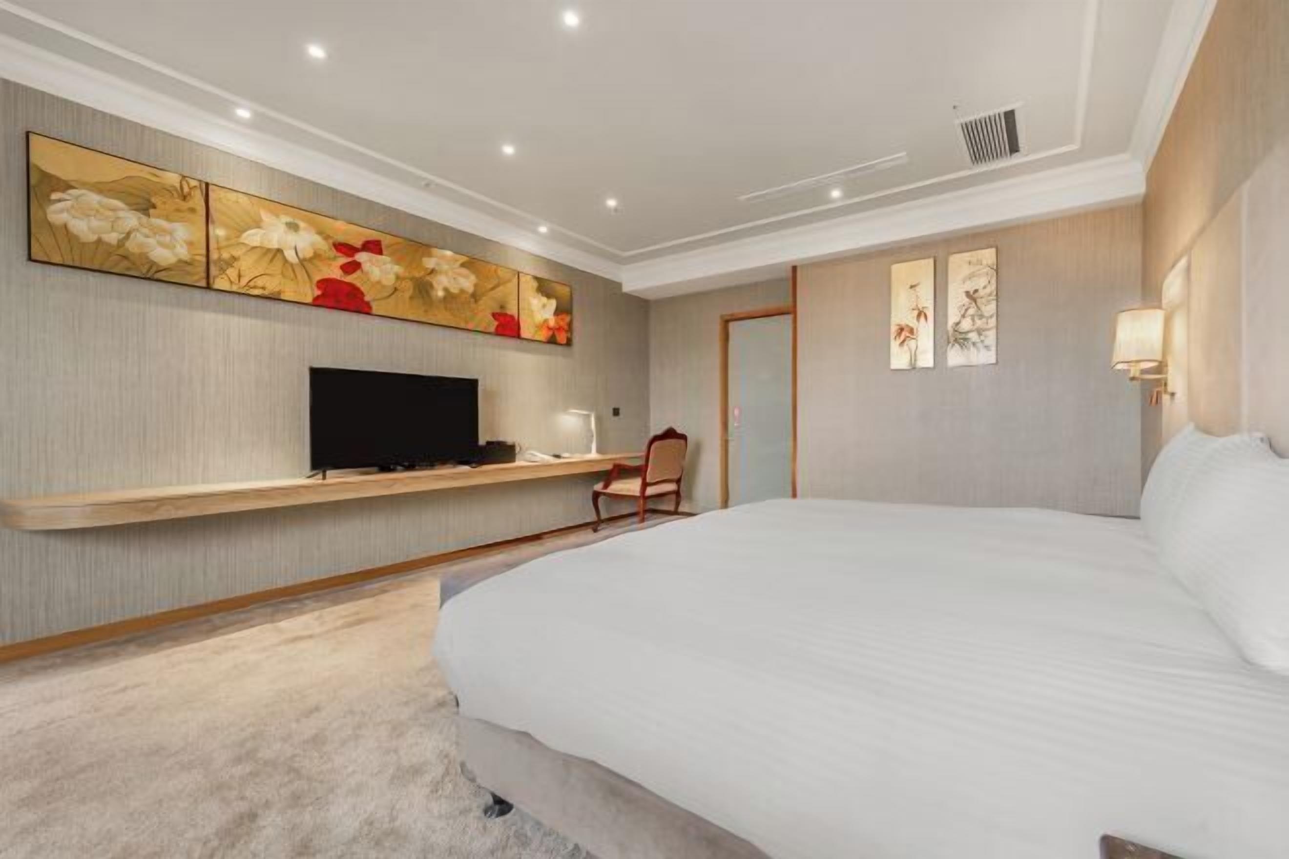 羽绒被、办公桌、笔记本电脑工作区、隔音