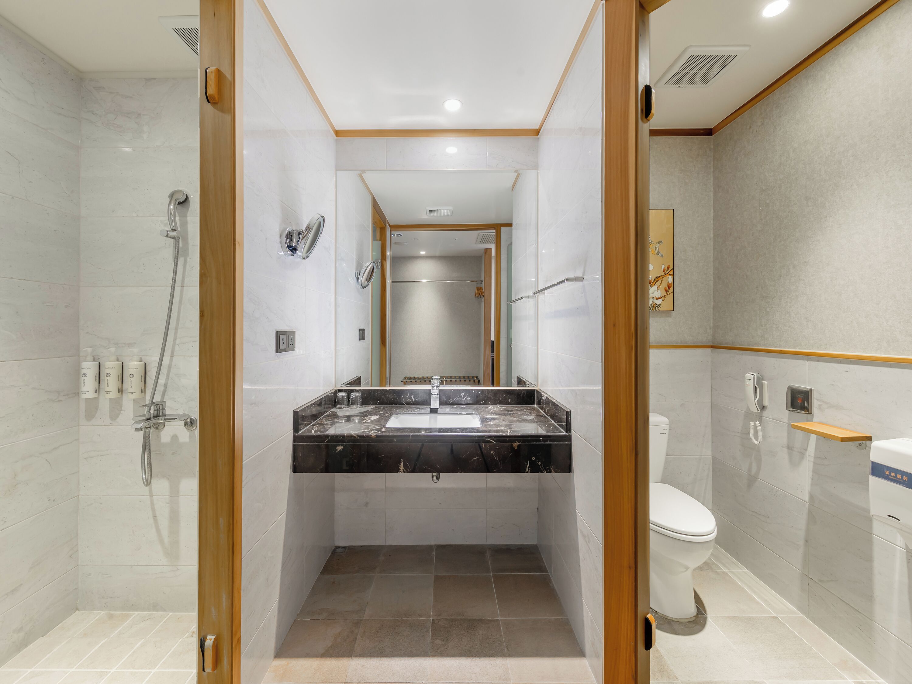 Un baño moderno con ducha, inodoro y tocador.