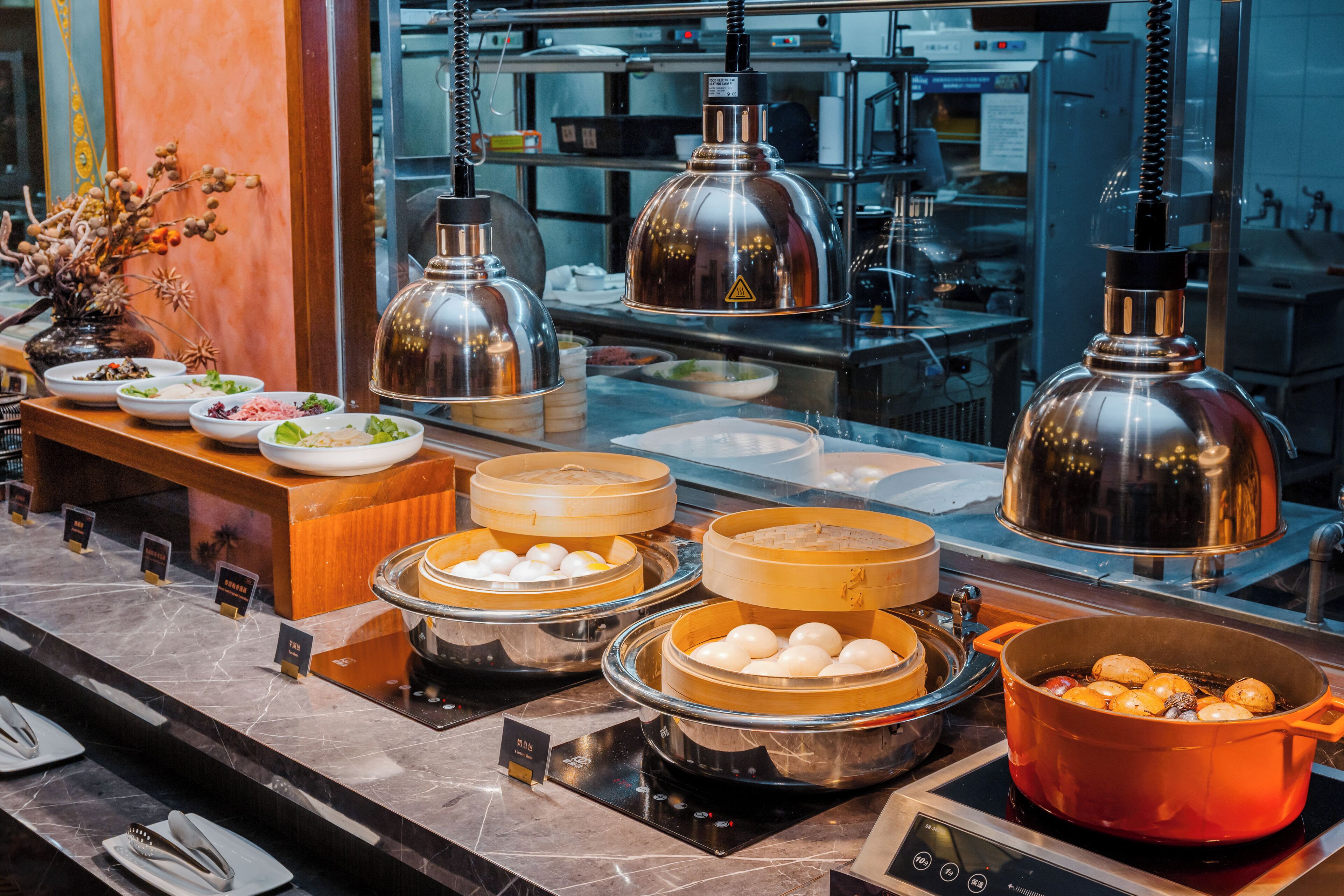 Montaje de bufé con diferentes alimentos y equipo de cocina.