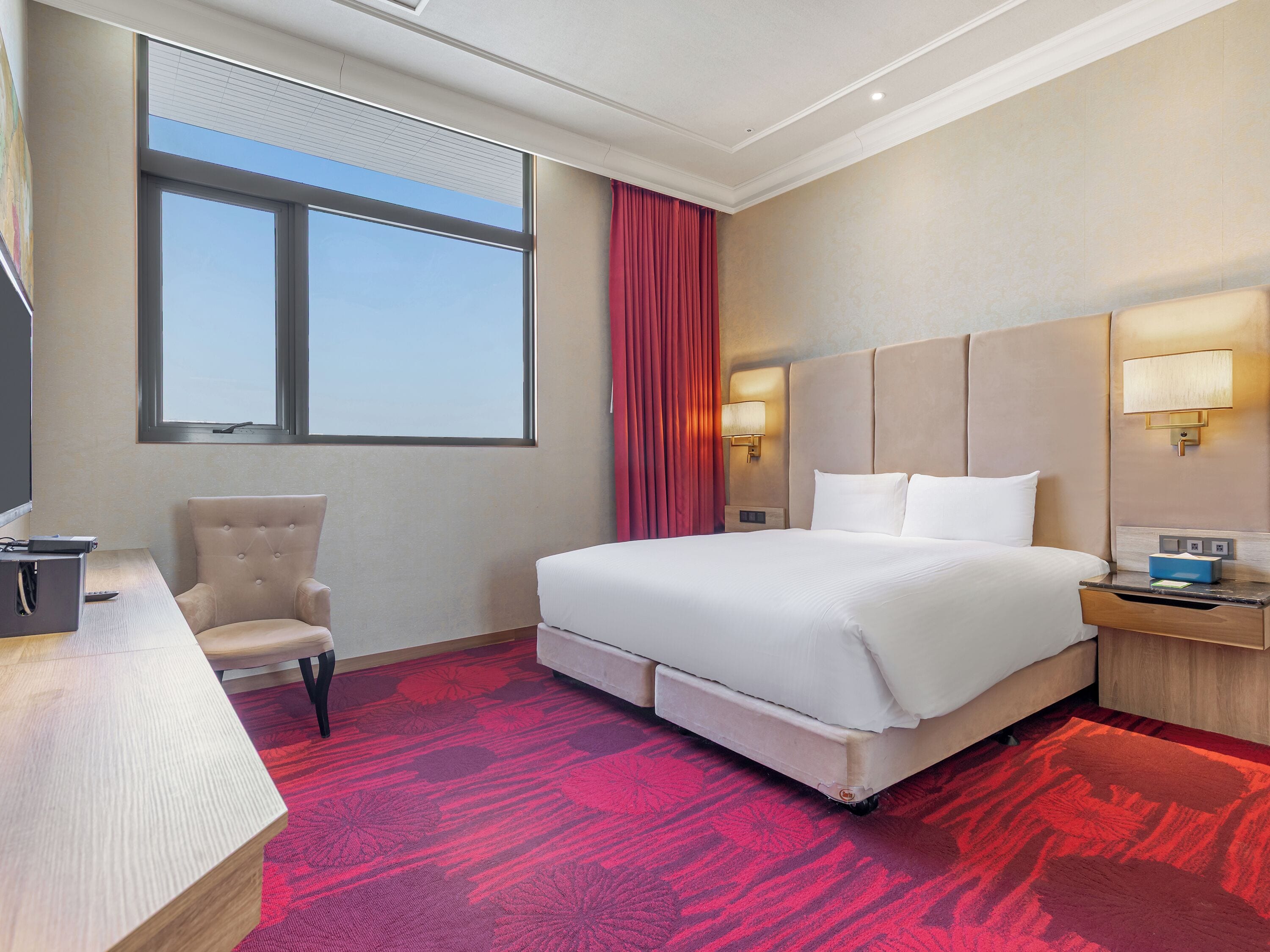 Superior Suite | Down duvets, desk, laptop workspace, soundproofing