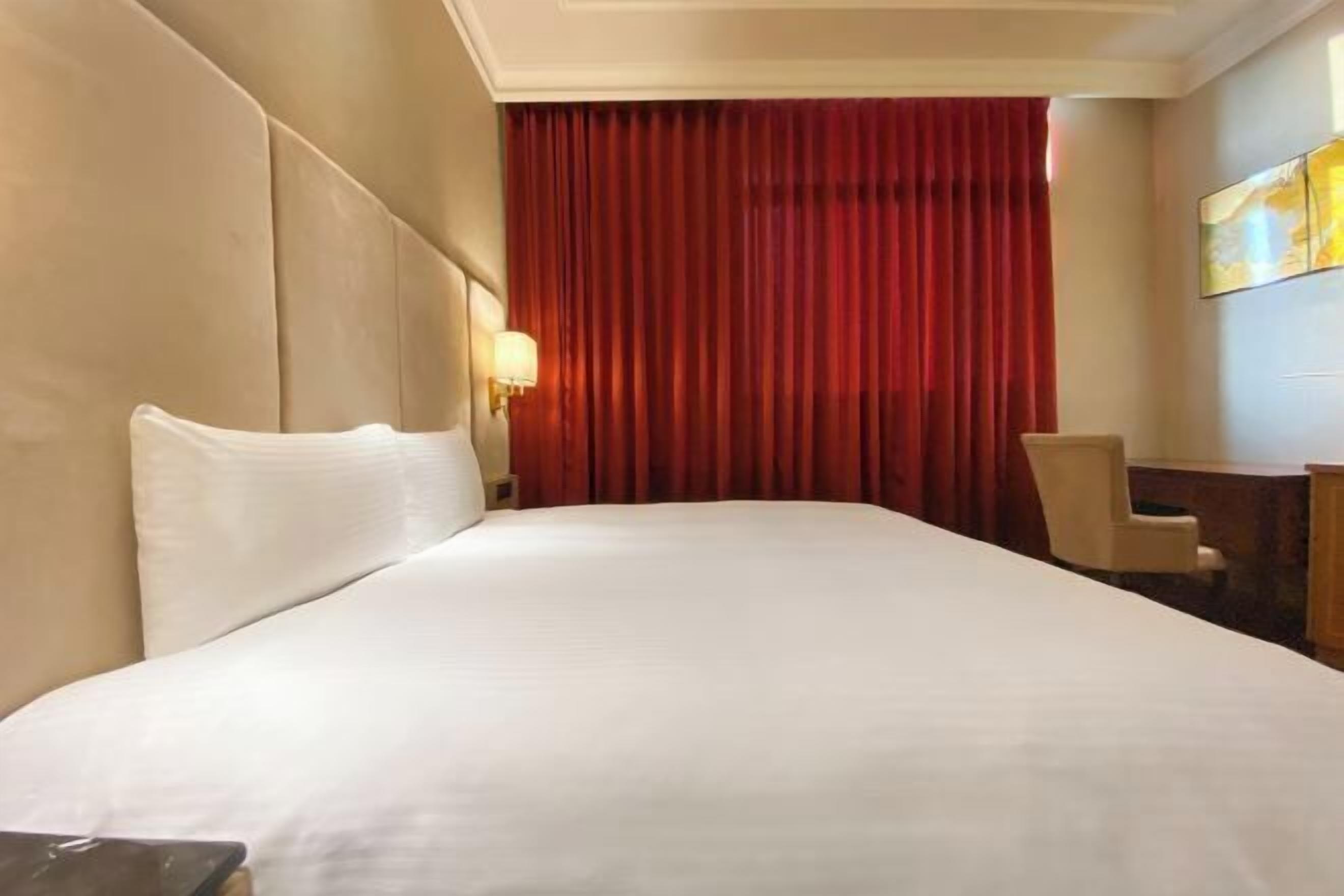 羽絨被、書桌、筆電工作空間、隔音