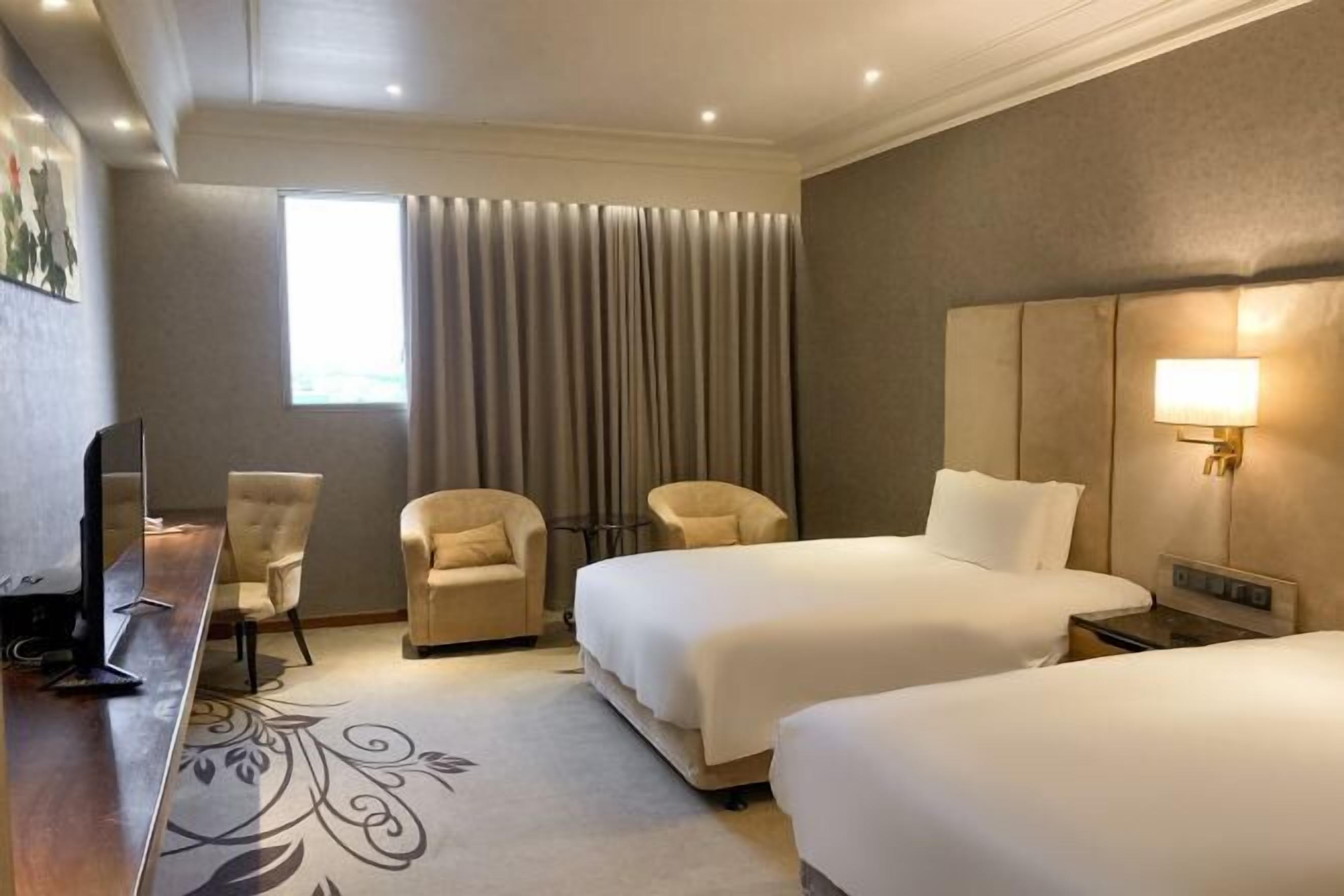 羽絨被、書桌、筆電工作空間、  隔音