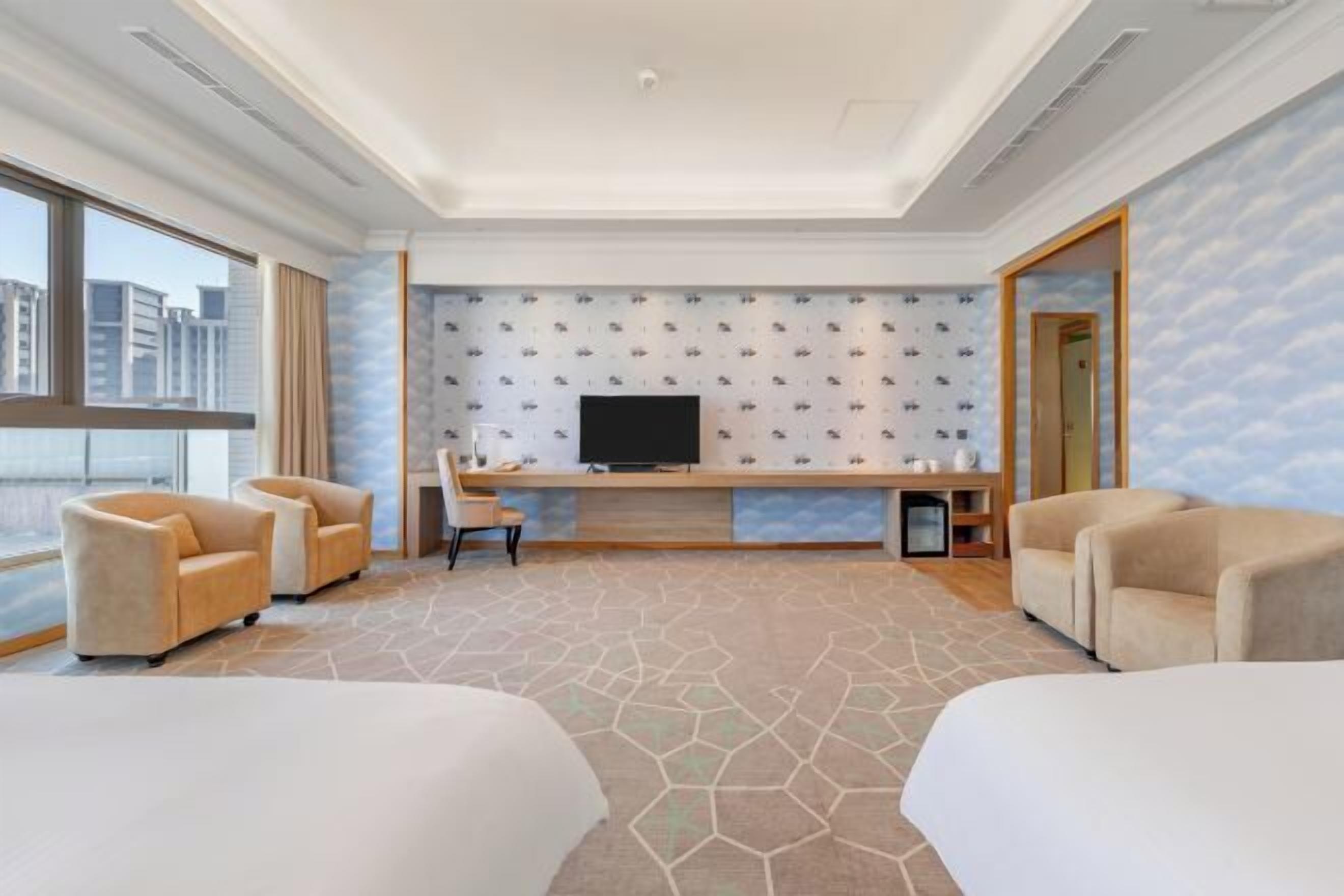 羽绒被、办公桌、笔记本电脑工作区、隔音