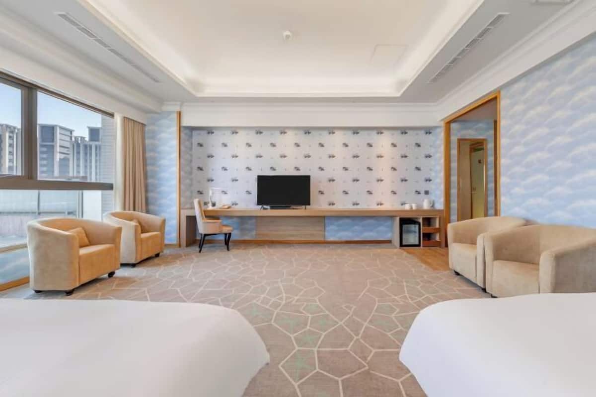 羽绒被、办公桌、笔记本电脑工作区、隔音