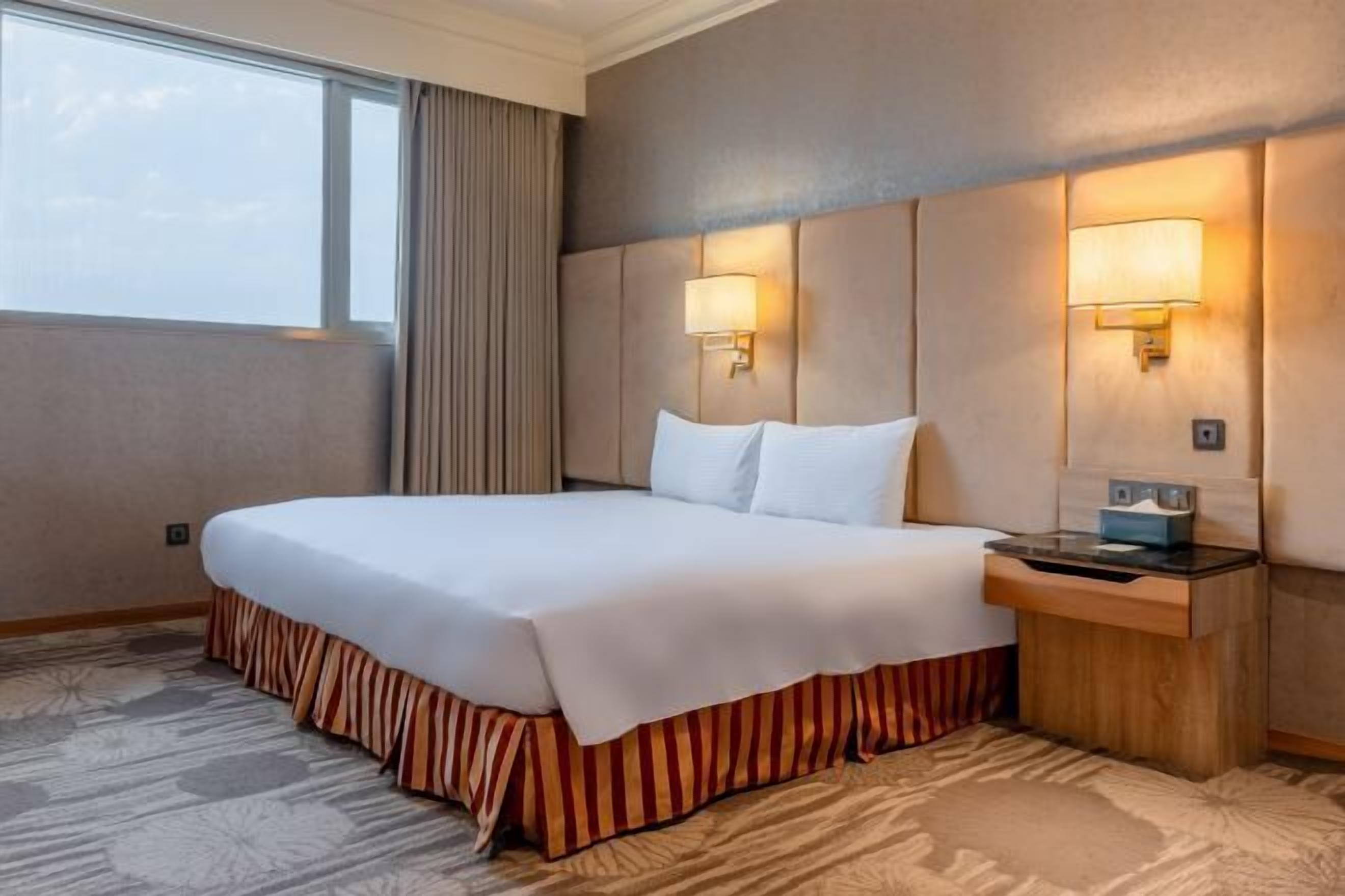 羽絨被、書桌、筆電工作空間、隔音