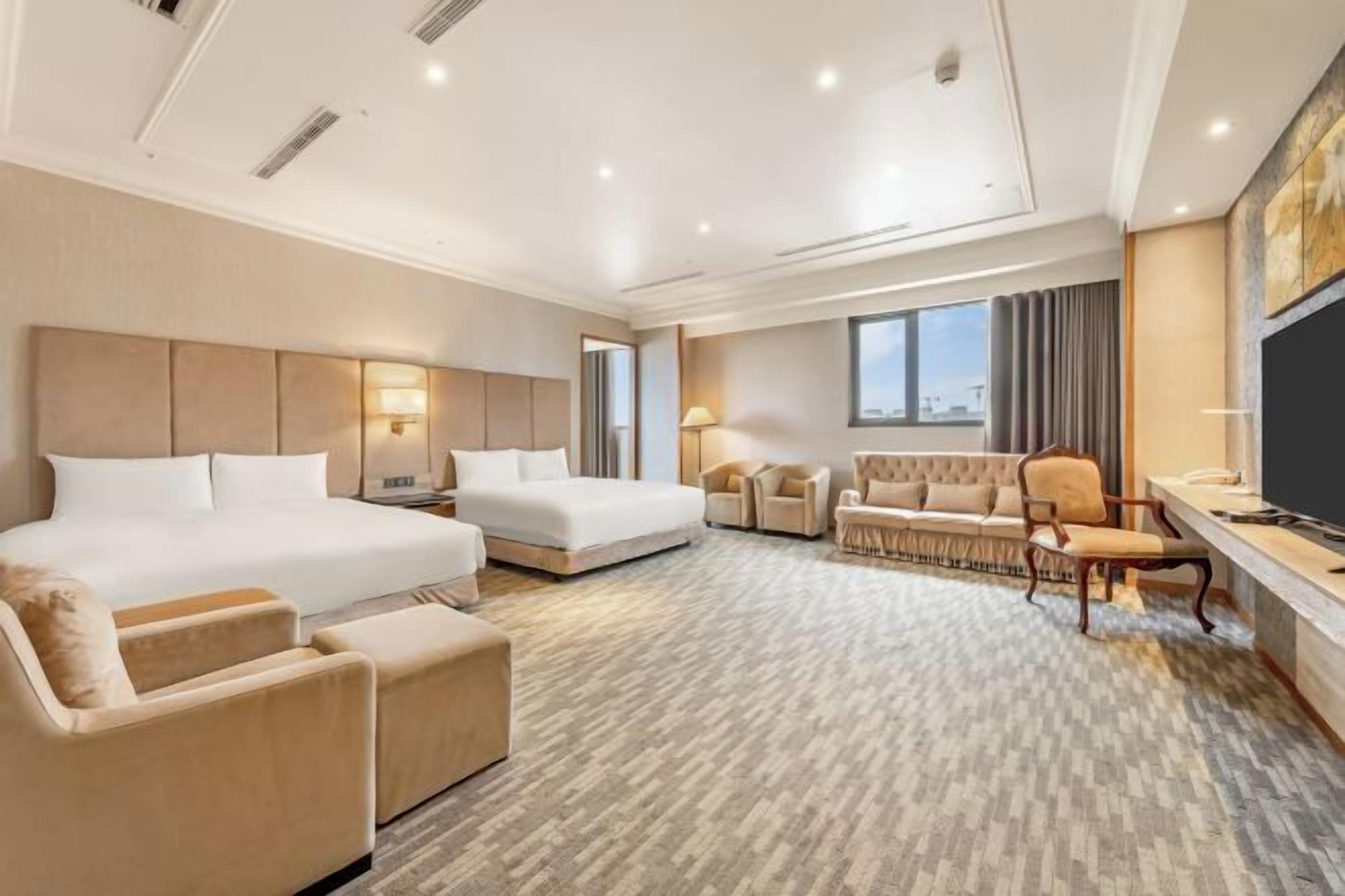 羽绒被、办公桌、笔记本电脑工作区、隔音