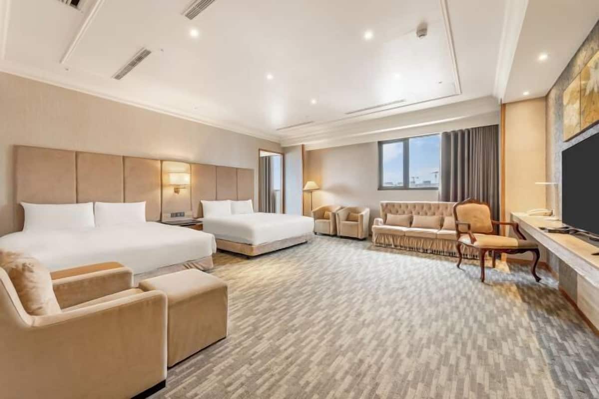 羽绒被、办公桌、笔记本电脑工作区、隔音