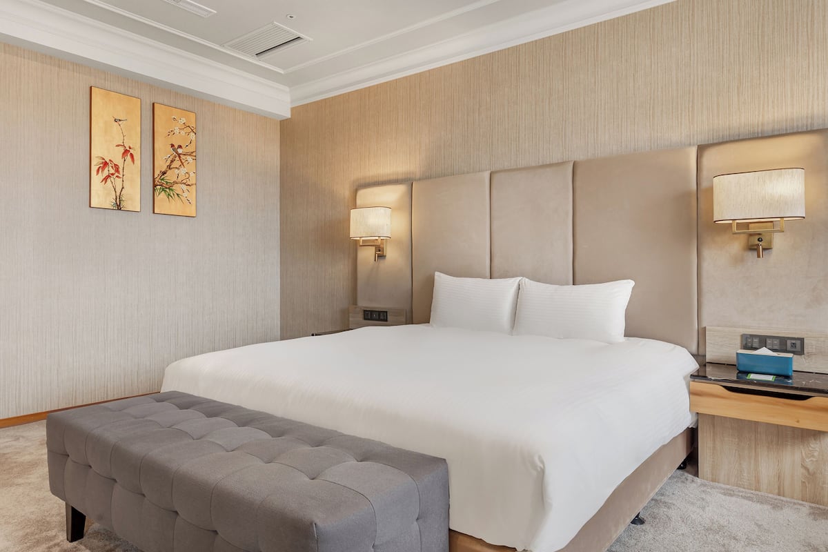 行政套房 | 羽绒被、办公桌、笔记本电脑工作区、隔音