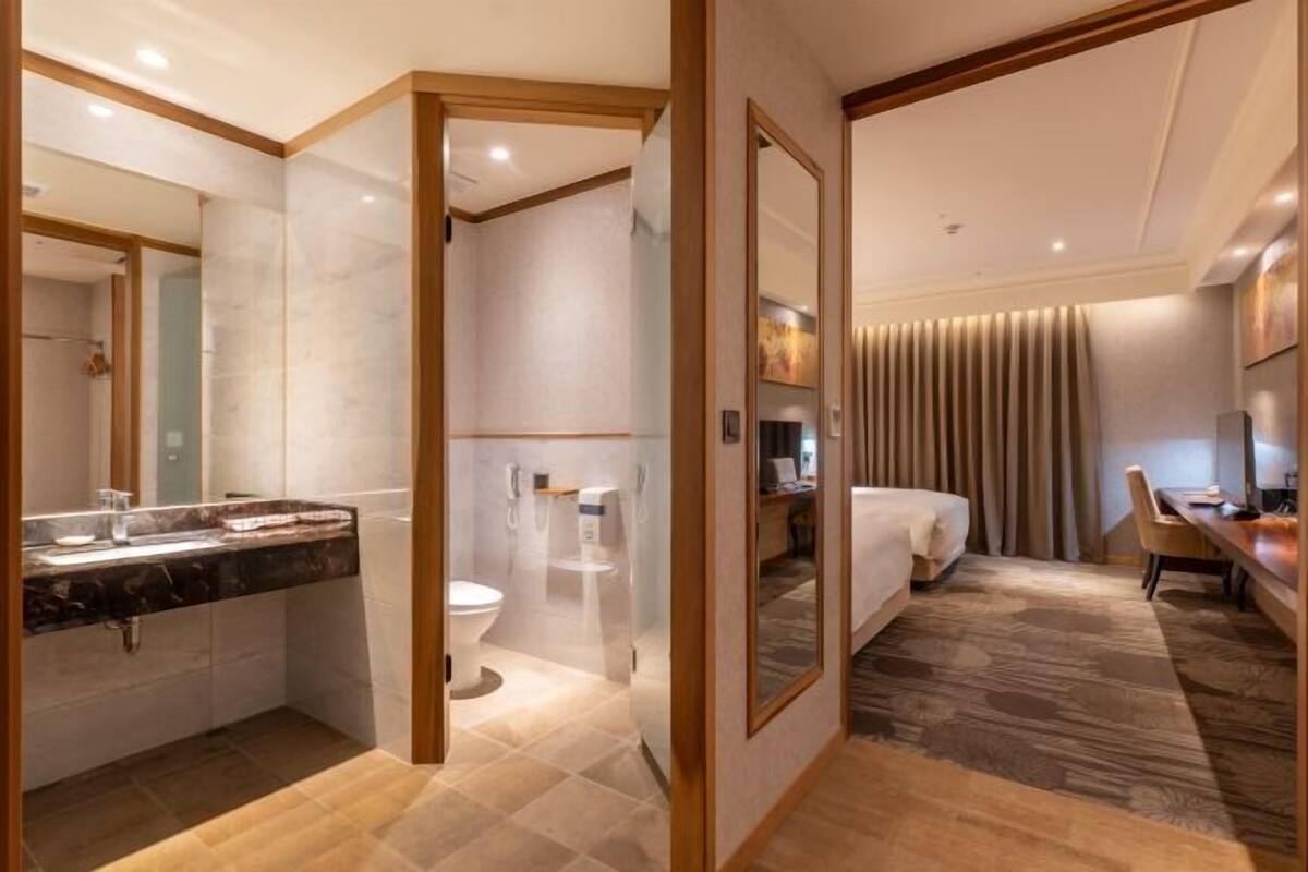 1 habitación, cubrecamas, escritorio y espacio para trabajar con laptop