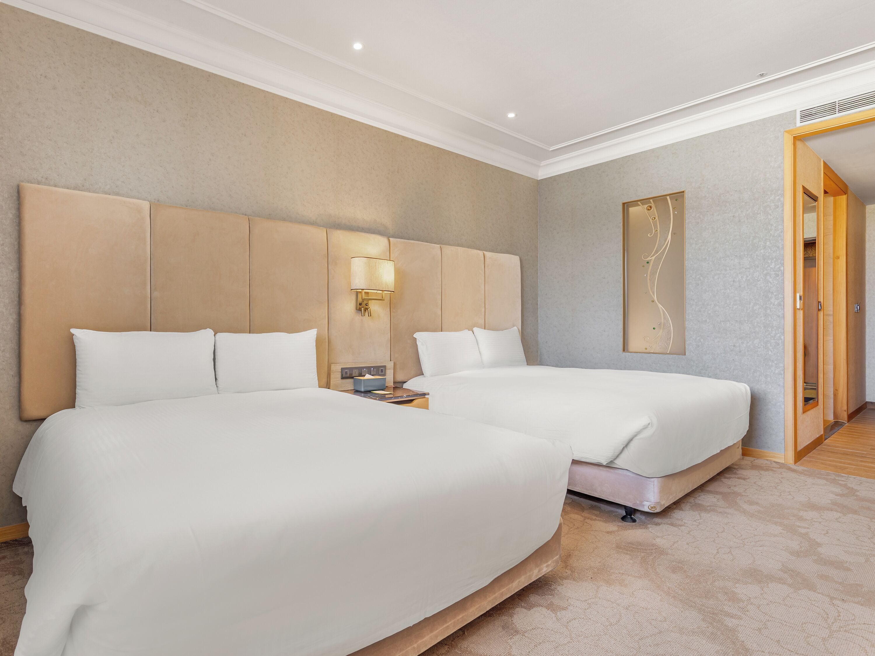 Classic Quadruple Room | Down duvets, desk, laptop workspace, soundproofing