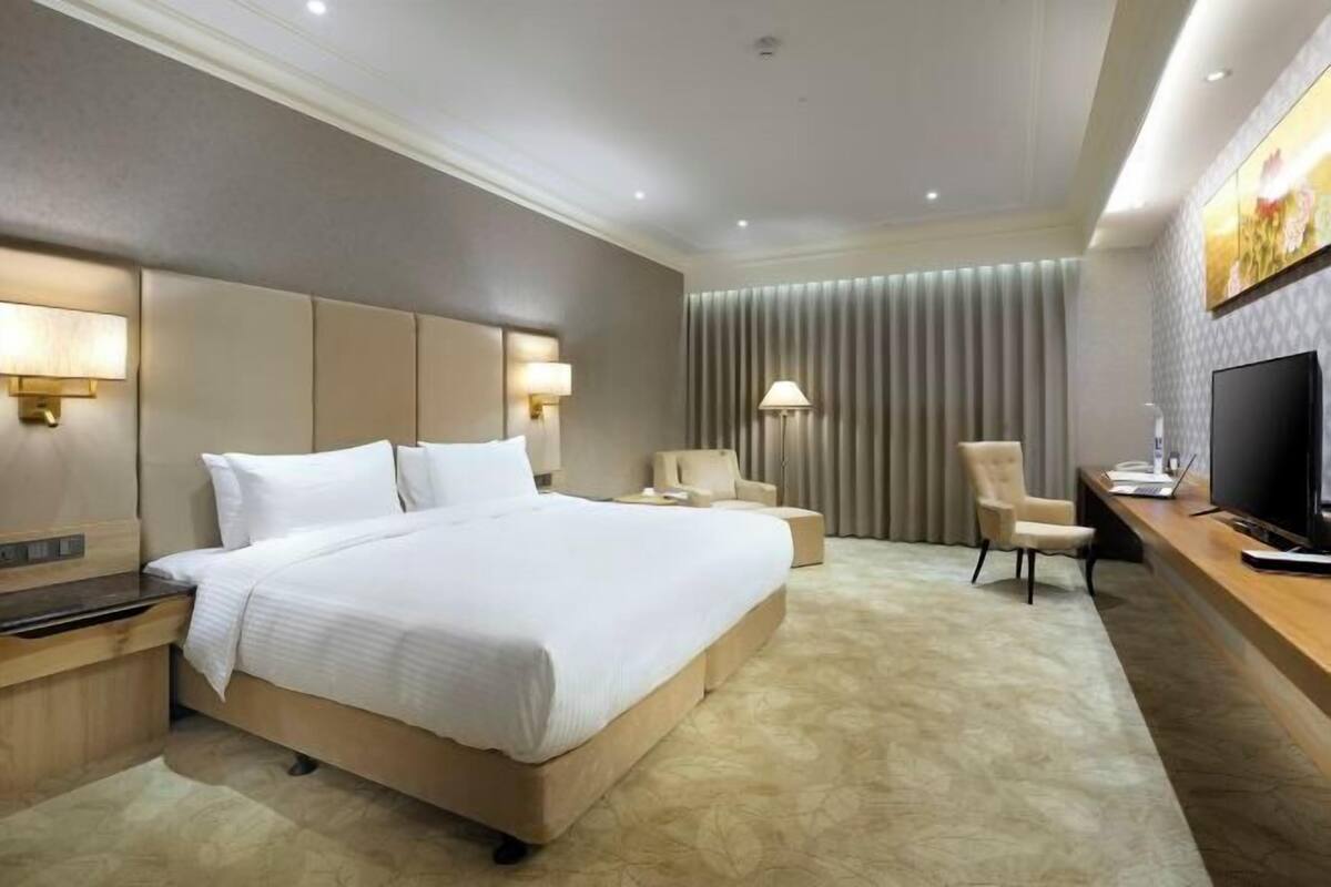 1 habitación, cubrecamas, escritorio y espacio para trabajar con laptop