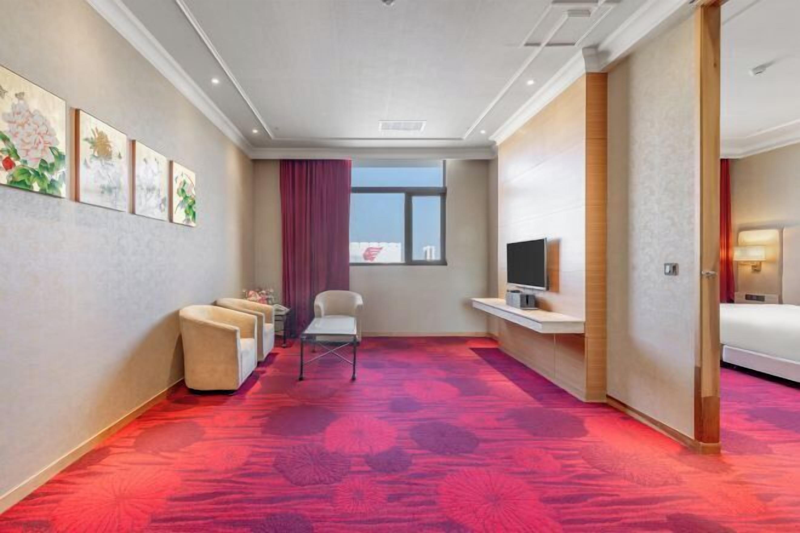 羽绒被、办公桌、笔记本电脑工作区、隔音