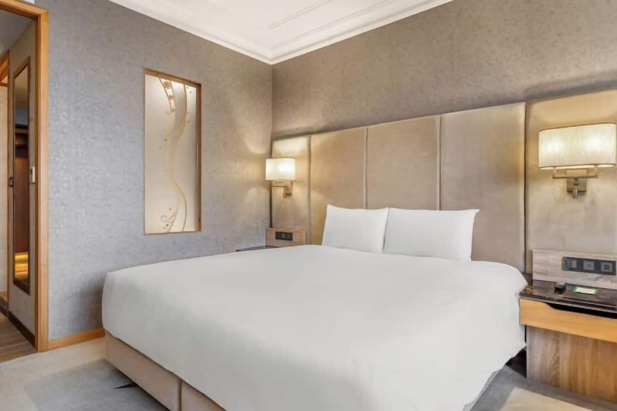 羽绒被、办公桌、笔记本电脑工作区、隔音