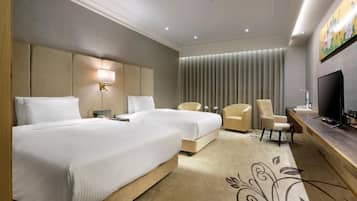 1 habitación, cubrecamas, escritorio y espacio para trabajar con laptop