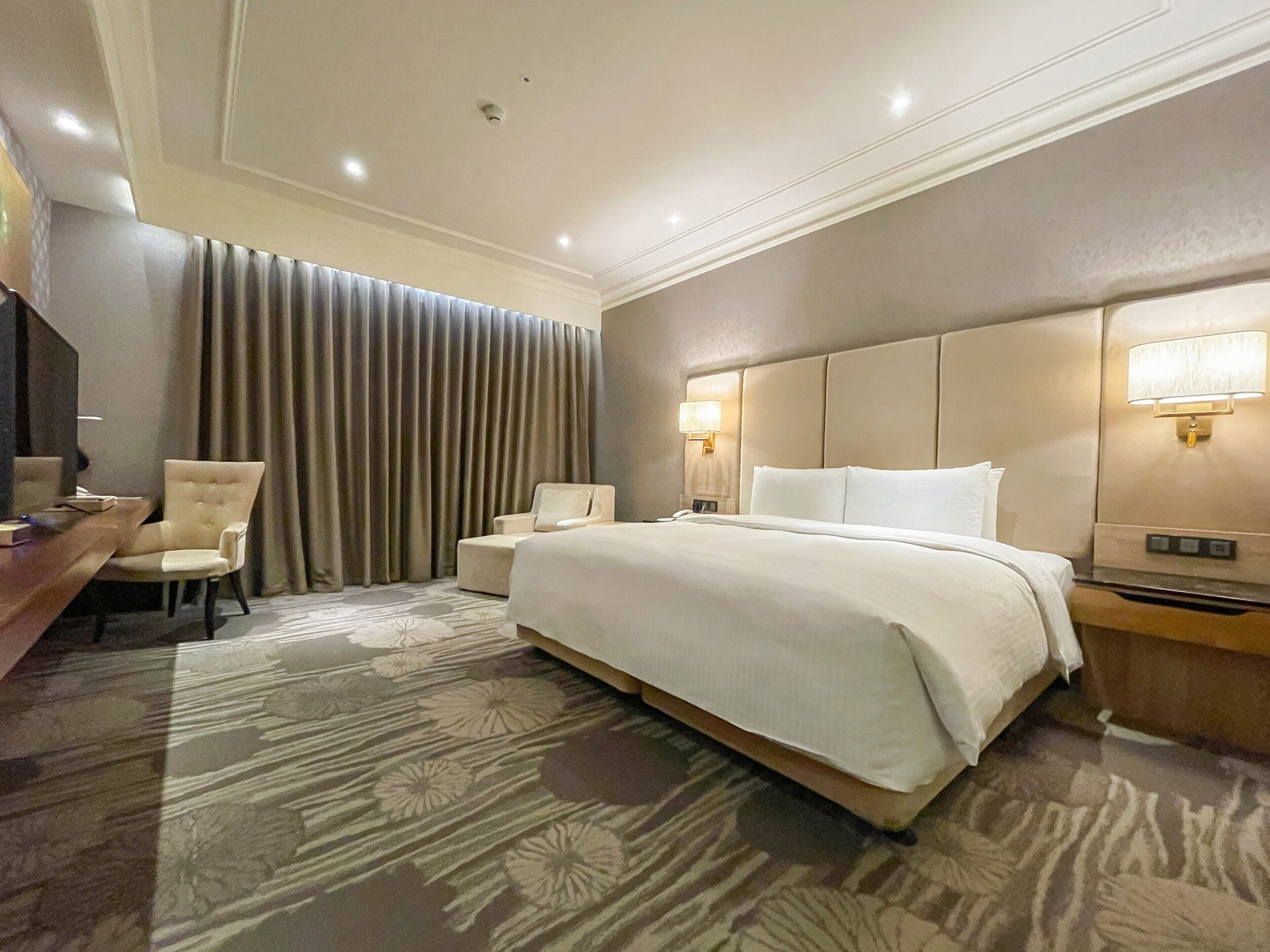 standard double room | 1 bedroom, down duvets, desk, laptop workspace