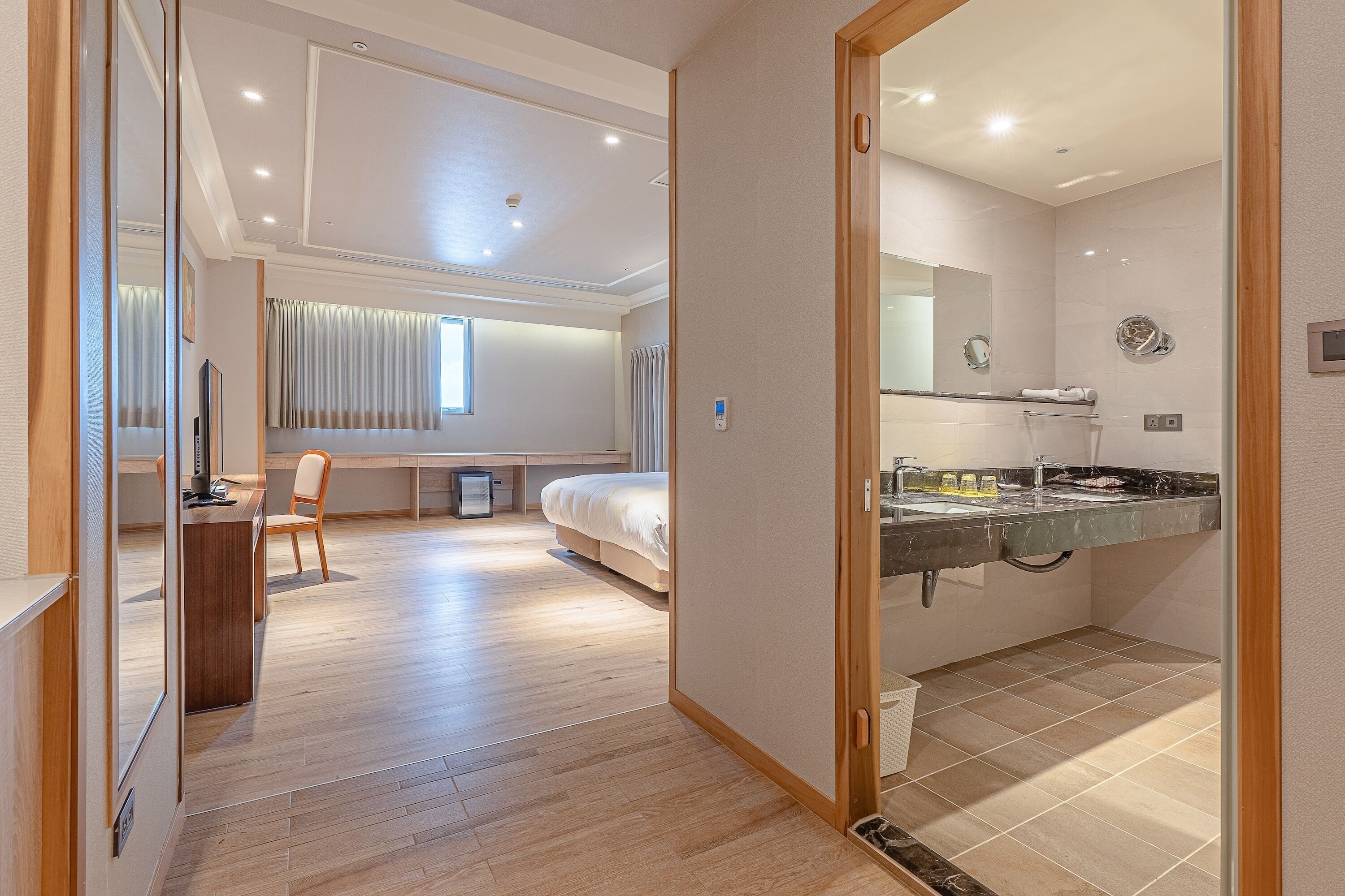 deluxe suite - for 6 people/connected room | 1 bedroom, down duvets, desk, laptop workspace