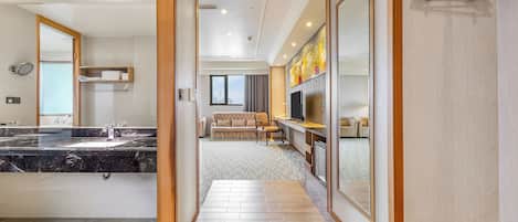 Cubrecamas, escritorio y espacio para trabajar con laptop