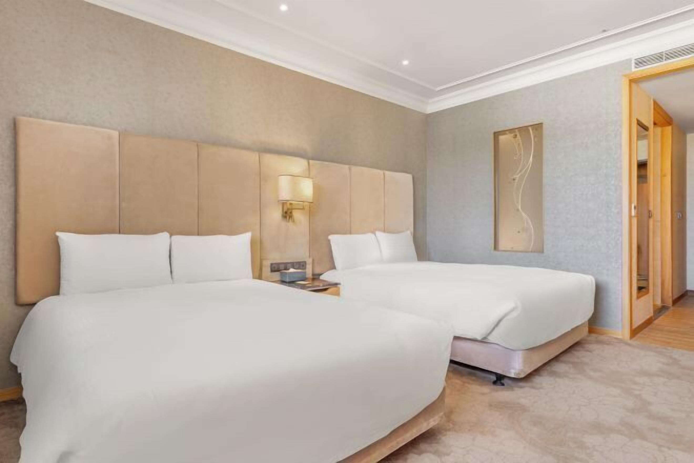 羽绒被、办公桌、笔记本电脑工作区、隔音