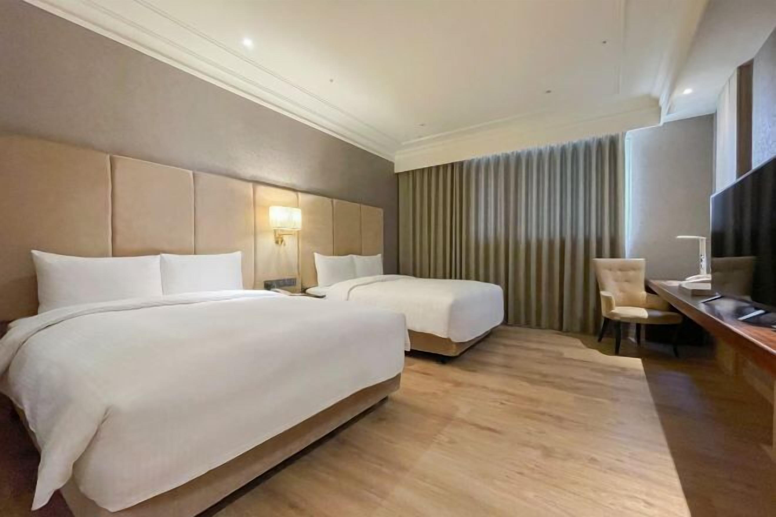 羽絨被、書桌、筆電工作空間、隔音