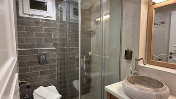 Ekonomi Oda Bodrum Kat | Bad | Dusj, regndusjhode, toalettartikler (inkludert) og hårføner