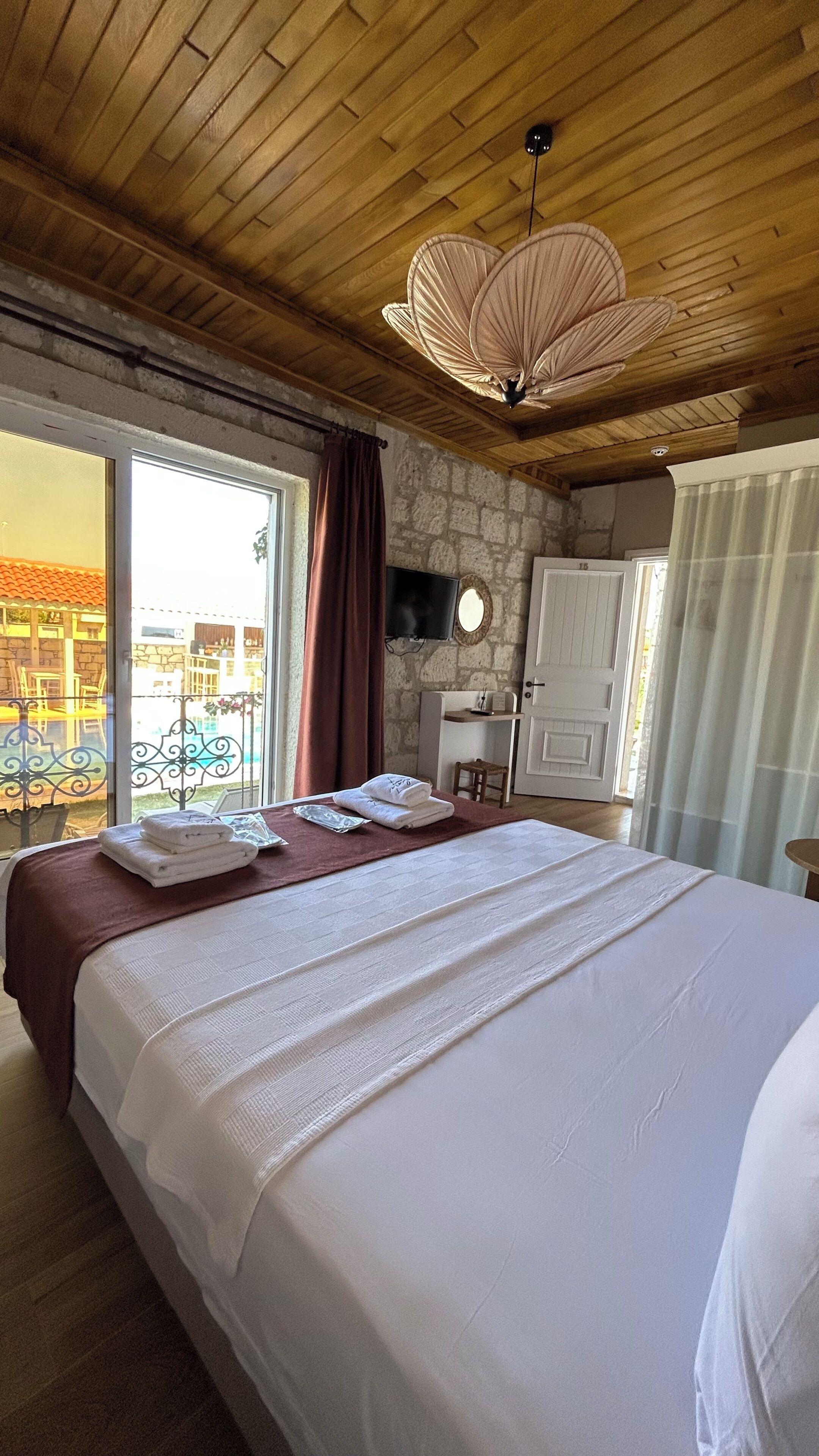Havuz Manzarali Bahce Odasi | Premium bedding, in-room safe, soundproofing, free WiFi