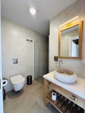 Havuz Manzarali Bahce Odasi | Bathroom | Shower, rainfall showerhead, free toiletries, hair dryer - Vodina Alaçatı (Cesme)