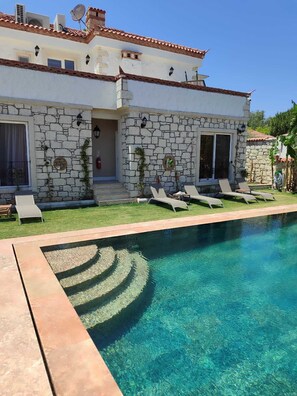 Outdoor pool, pool umbrellas, sun loungers - Vodina Alaçatı (Cesme)