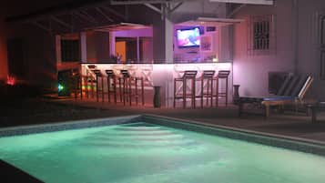 Bar ved bassenget