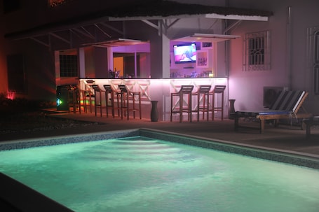 Bar junto a la piscina. Résidence Helios