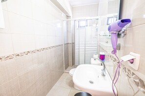 淋浴設備、免費梳洗用品、風筒、拖鞋