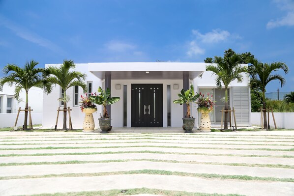 Vista frontal de la propiedad