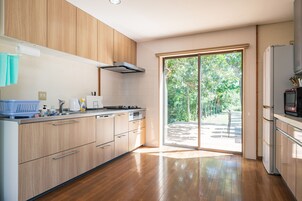 Refrigerador con freezer, microondas, horno, placa de cocina