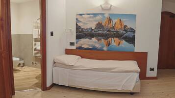 Classic Triple Room | In-room safe, desk, soundproofing, cots/infant beds