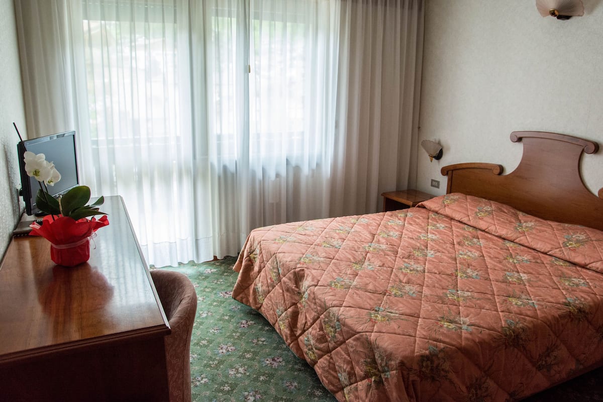 Habitación doble estándar | Caja de seguridad en la habitación, escritorio, insonorización y cunas