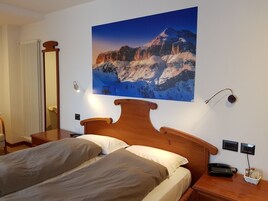 高级三人房 | 客房内保险箱、办公桌、隔音、婴儿床