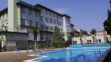 Una piscina techada, una piscina al aire libre