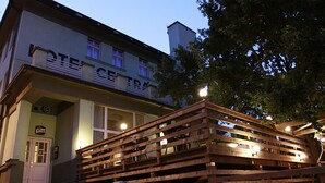 Front of property - evening/night - Wellness Hotel Centrál (Klatovy)