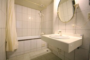 Business Twin Room, 2 Twin Beds | Bathroom | Combined shower/tub, free toiletries, hair dryer, slippers - Wang Fu Hotel (Miaoli)