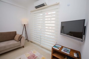 Standard Apartment | Living area | 80-cm LCD TV with satellite channels, TV - Yenier Apart Otel (Kas)