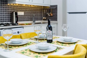 Deluxe Apartment, 1 King Bed with Sofa bed | In-room dining - Yenier Apart Otel (Kas)