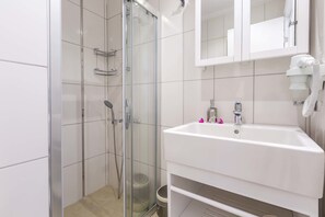 Shower, free toiletries, hair dryer, slippers - Yenier Apart Otel (Kas)